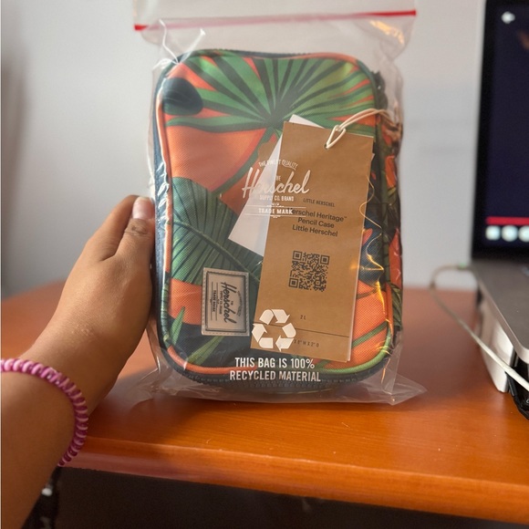 BRAND NEW Herschel Pencil Case - Picture 5 of 5